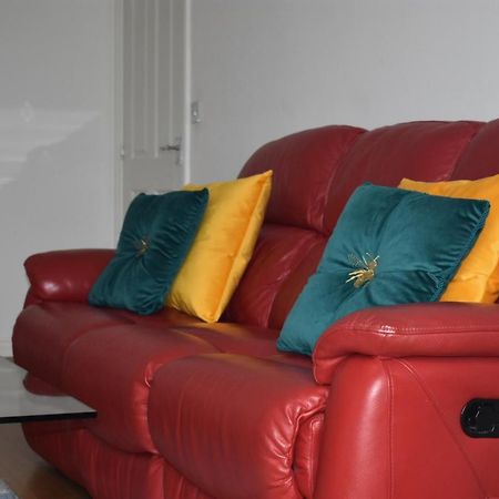 Classy Campbell Park Apartment, Balcony & Free Parking Мілтон-Кінз Екстер'єр фото