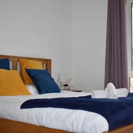 Classy Campbell Park Apartment, Balcony & Free Parking Мілтон-Кінз Екстер'єр фото