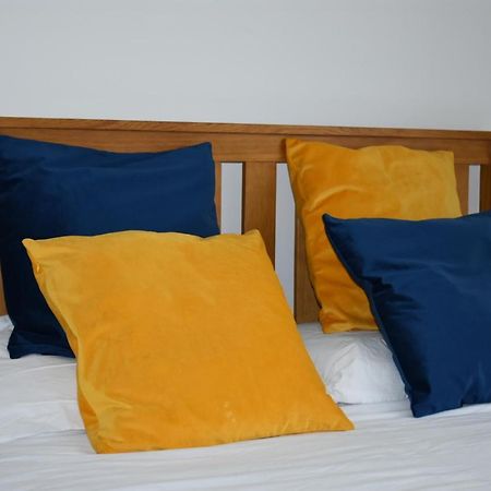 Classy Campbell Park Apartment, Balcony & Free Parking Мілтон-Кінз Екстер'єр фото
