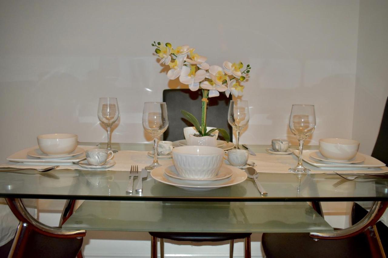 Classy Campbell Park Apartment, Balcony & Free Parking Мілтон-Кінз Екстер'єр фото