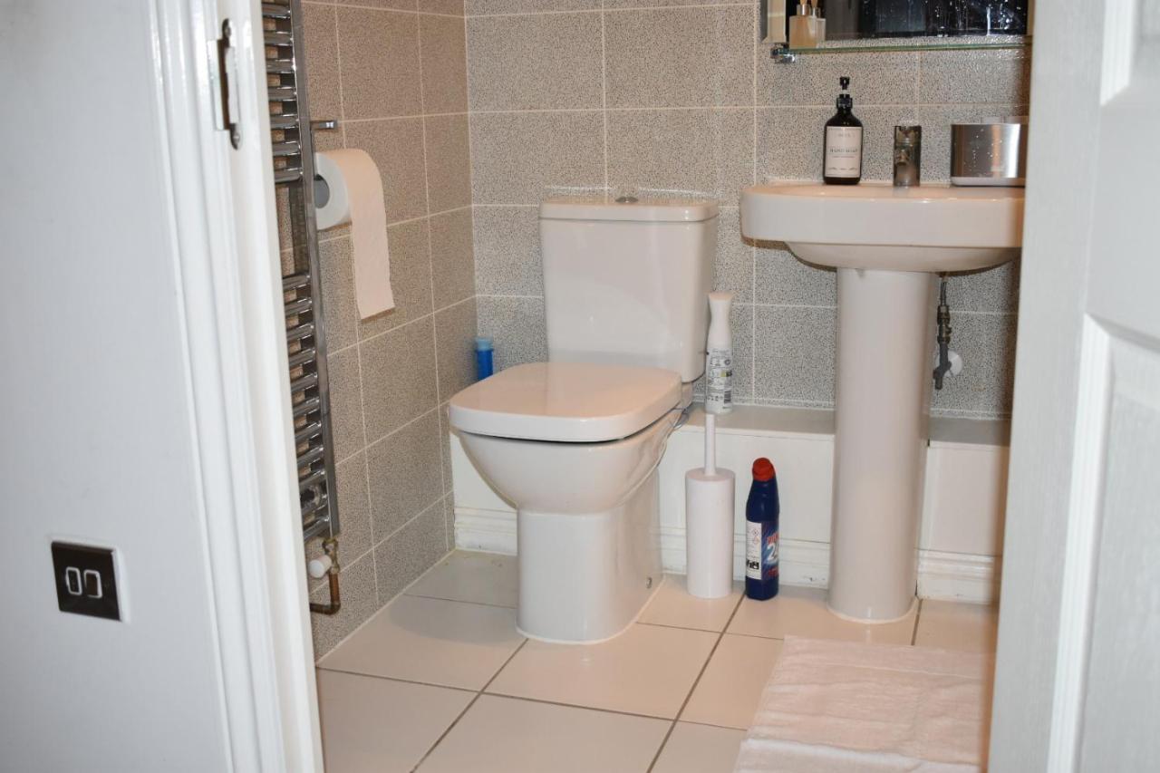 Classy Campbell Park Apartment, Balcony & Free Parking Мілтон-Кінз Екстер'єр фото