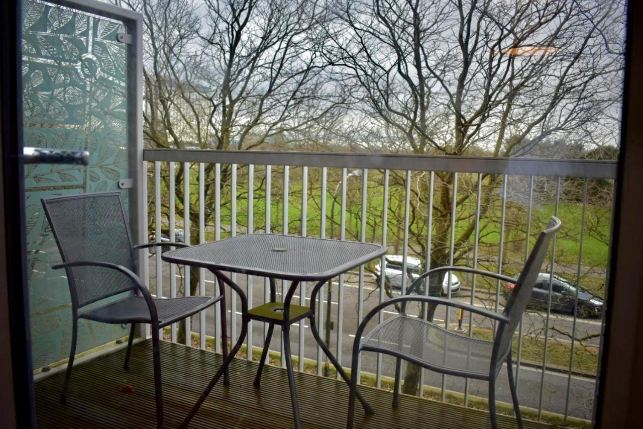 Classy Campbell Park Apartment, Balcony & Free Parking Мілтон-Кінз Екстер'єр фото