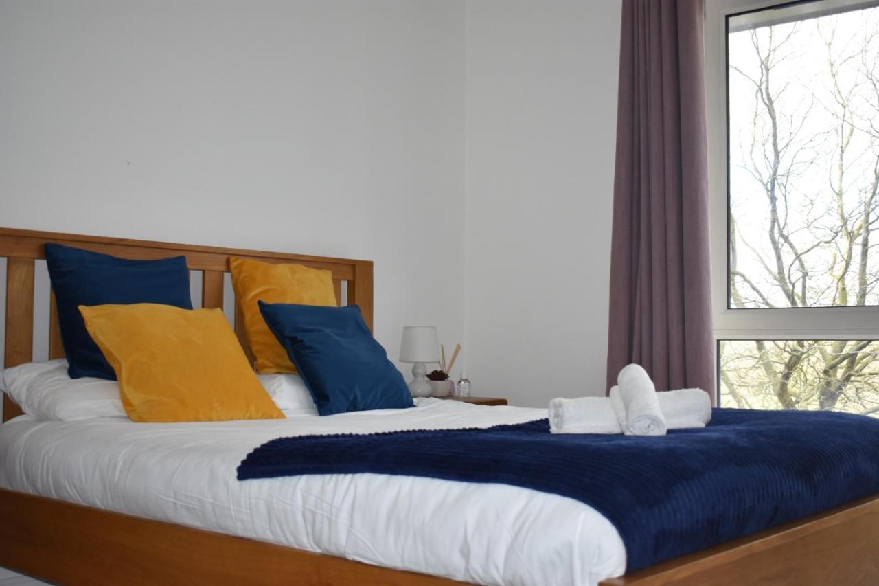 Classy Campbell Park Apartment, Balcony & Free Parking Мілтон-Кінз Екстер'єр фото