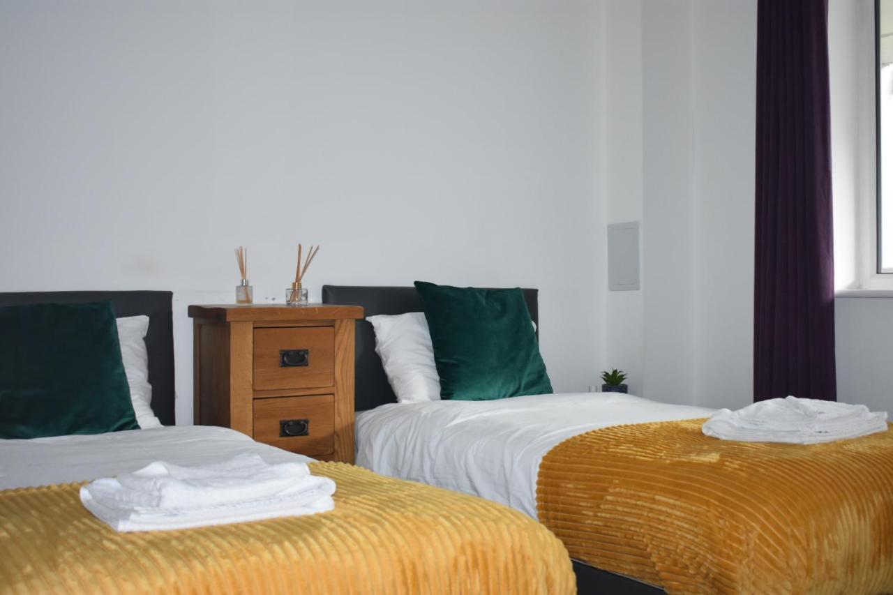 Classy Campbell Park Apartment, Balcony & Free Parking Мілтон-Кінз Екстер'єр фото