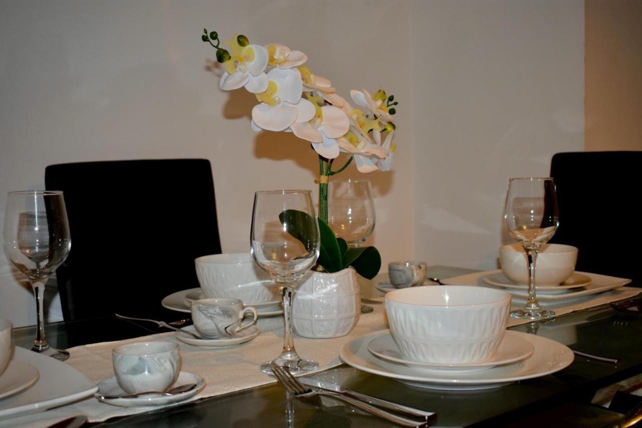 Classy Campbell Park Apartment, Balcony & Free Parking Мілтон-Кінз Екстер'єр фото